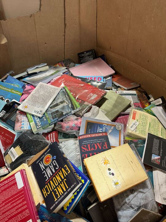 Pallet with BOOKS - Overstock & Returns - 900 - 1200 items