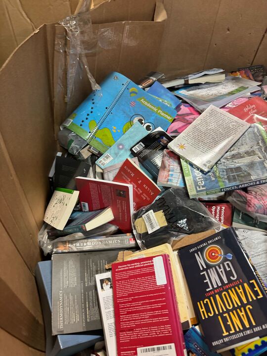 Pallet with BOOKS - Overstock & Returns - 900 - 1200 items