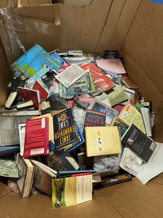 Pallet with BOOKS - Overstock & Returns - 900 - 1200 items
