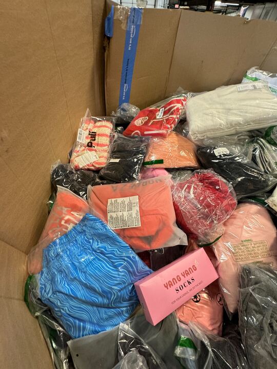 Pallet of Overstock & clean returns - Clothes / Apparel - 845-900 items