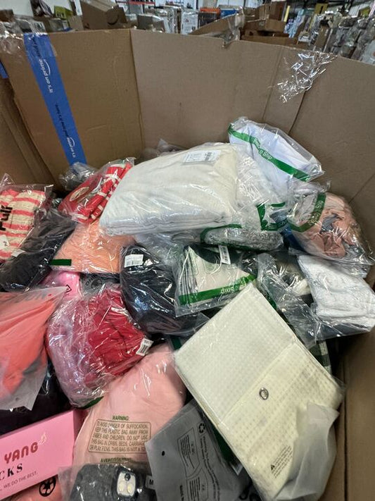 Pallet with Returns - General merchandise: CLOTHES,APPAREL (Brand New) - 845-900 items