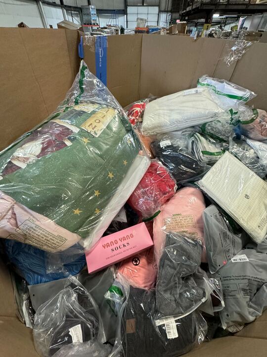 Pallet of Overstock & clean returns - Clothes / Apparel - 845-900 items