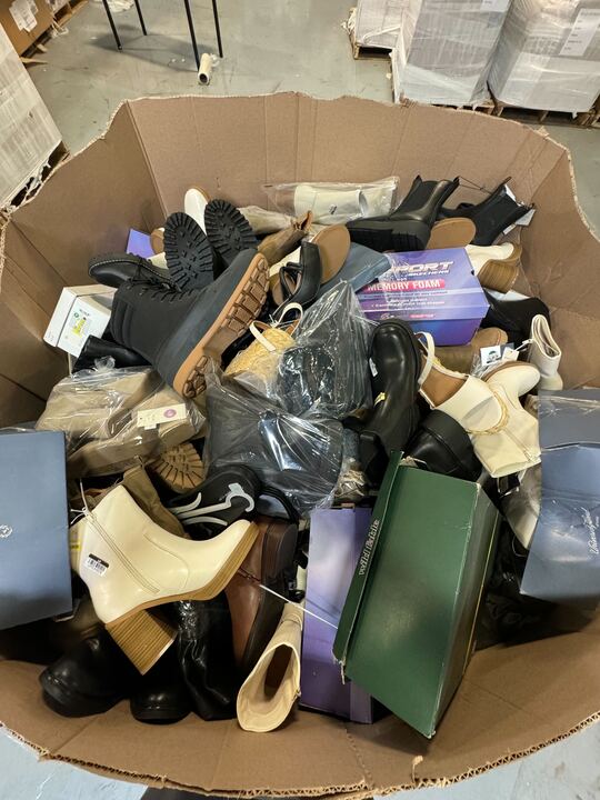 Pallet of SHOES (Brand New condition!!!) - ITEMS: 294 - MSRP: 10K