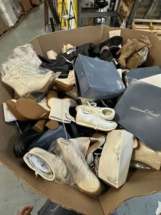 Pallet of SHOES (Brand New condition!!!) - ITEMS: 247 - MSRP: 9K