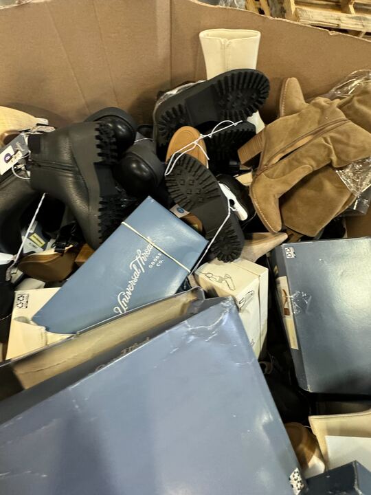 Pallet of SHOES (Brand New condition!!!) - ITEMS: 247 - MSRP: 9K