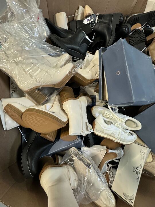 Pallet of SHOES (Brand New condition!!!) - ITEMS: 247 - MSRP: 9K