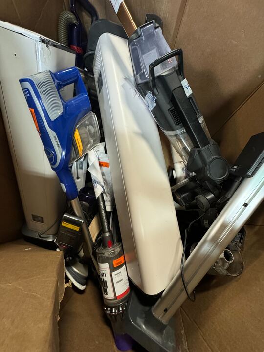 Vacuums - ITEMS: 52 - MSRP: 24K - PALLETS: 2